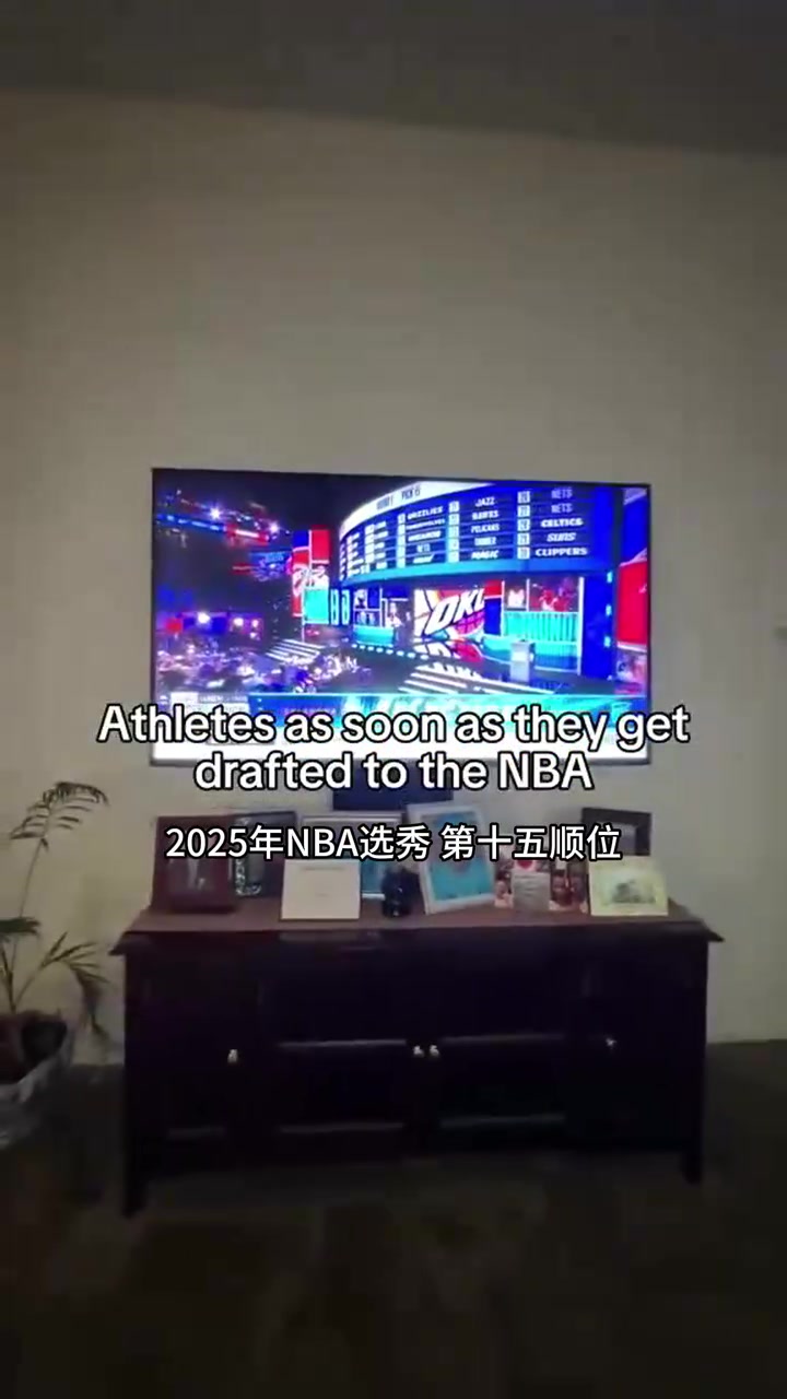 真實網(wǎng)紅惡搞當球員被NBA選中后如何對待現(xiàn)在的女友