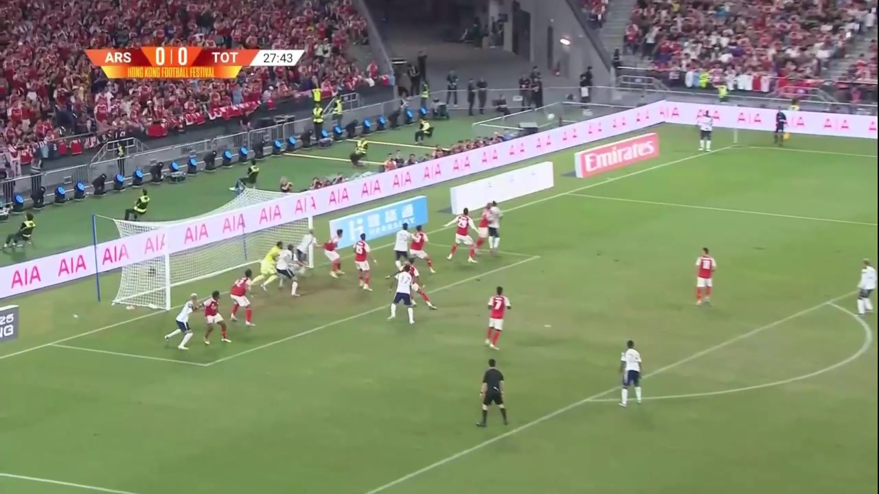 熱刺角球開出理查利森門前搶點(diǎn)沒頂?shù)奖磺蚍磸棿蛑? title=