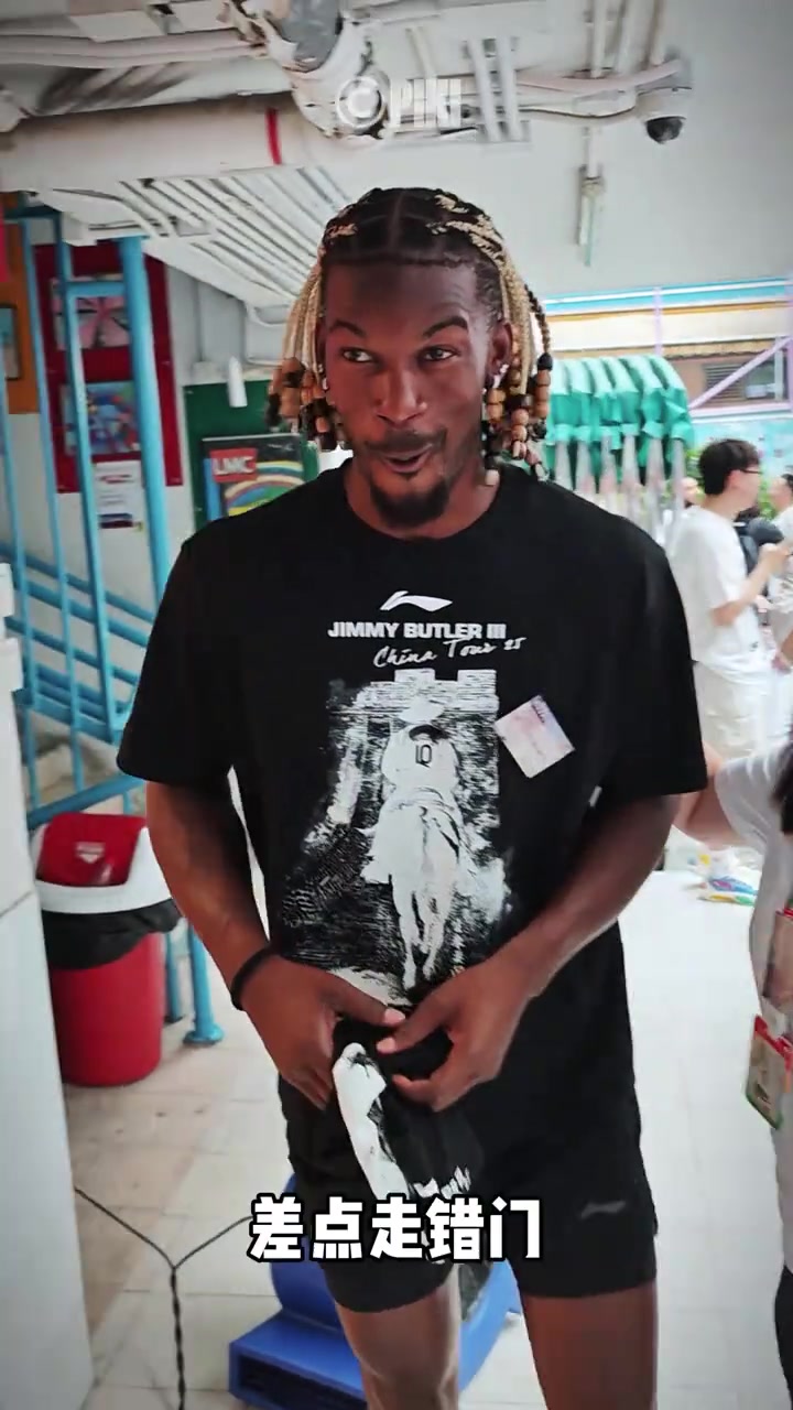 好家伙巴特勒落地香港差點跑進(jìn)女廁所