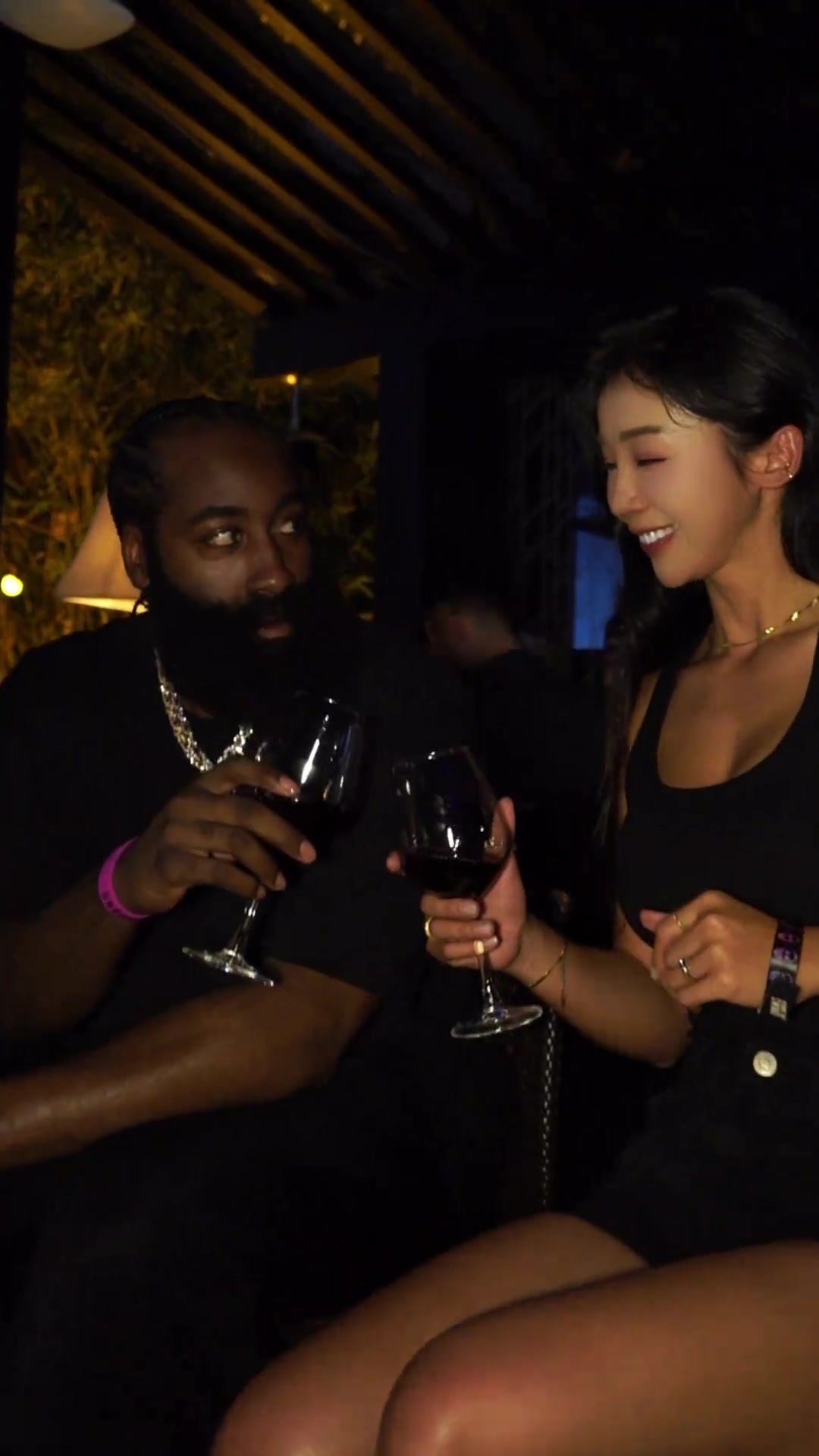 又是一年中國行去年哈登跟張曼源干杯共飲