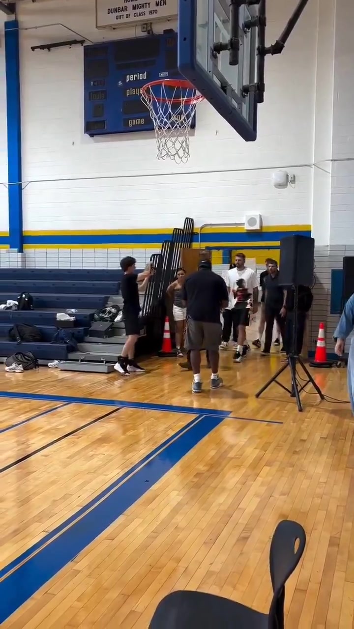 現(xiàn)在確實(shí)是瘦啊東契奇參加活動(dòng)小球迷們興奮不已直接上手了