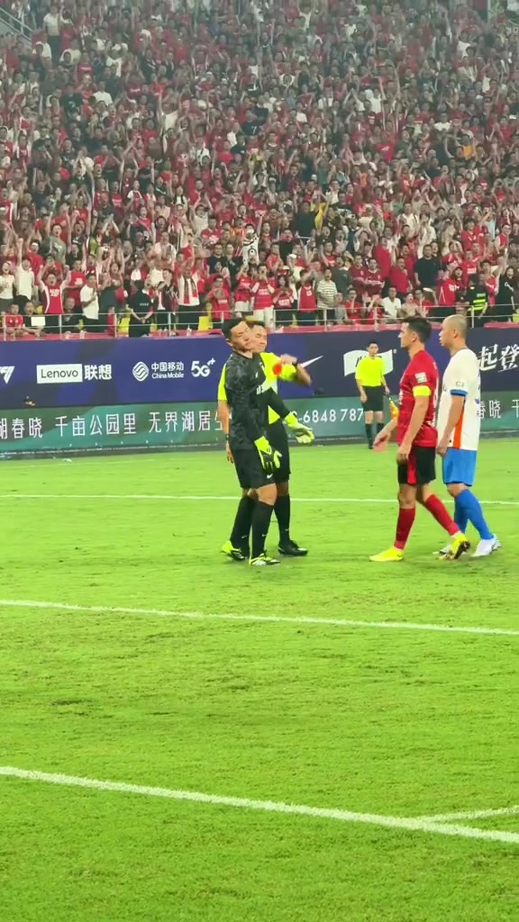 王大雷紅牌罰下很無奈現(xiàn)場(chǎng)蓉城球迷再見王大雷