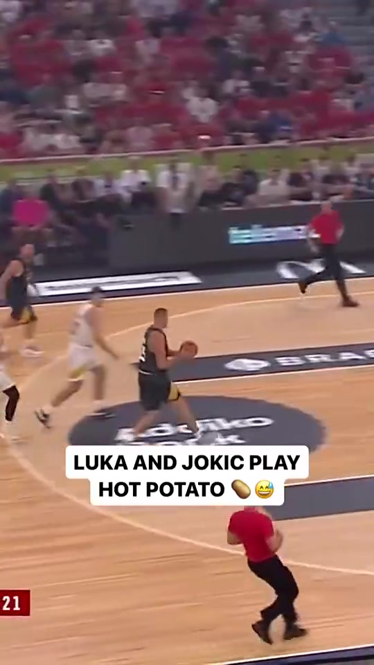 倆胖胖真會(huì)玩東契奇約基奇互相傳來(lái)傳去 球不用落地就進(jìn)了