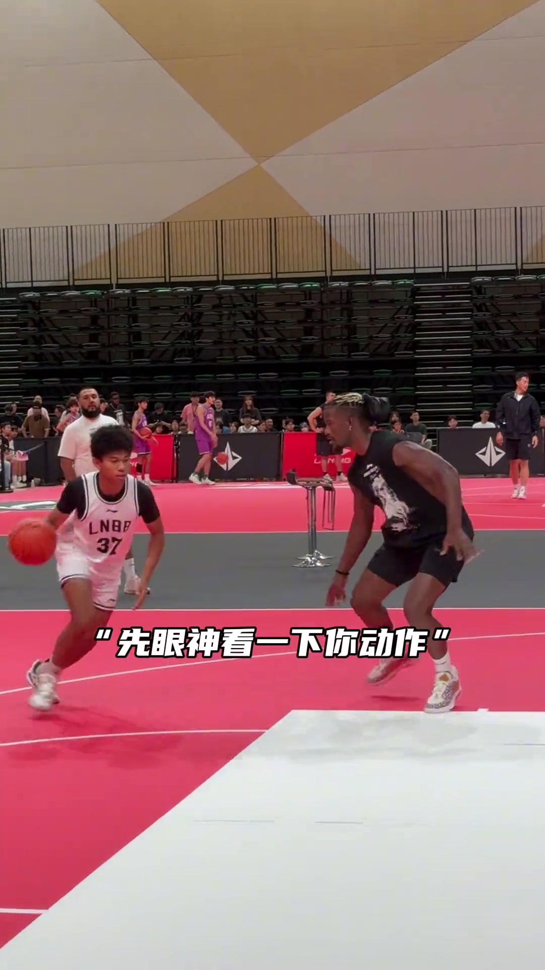 NBA級(jí)別的防守有多窒息巴特勒中國行1v1給粉絲持續(xù)送火鍋