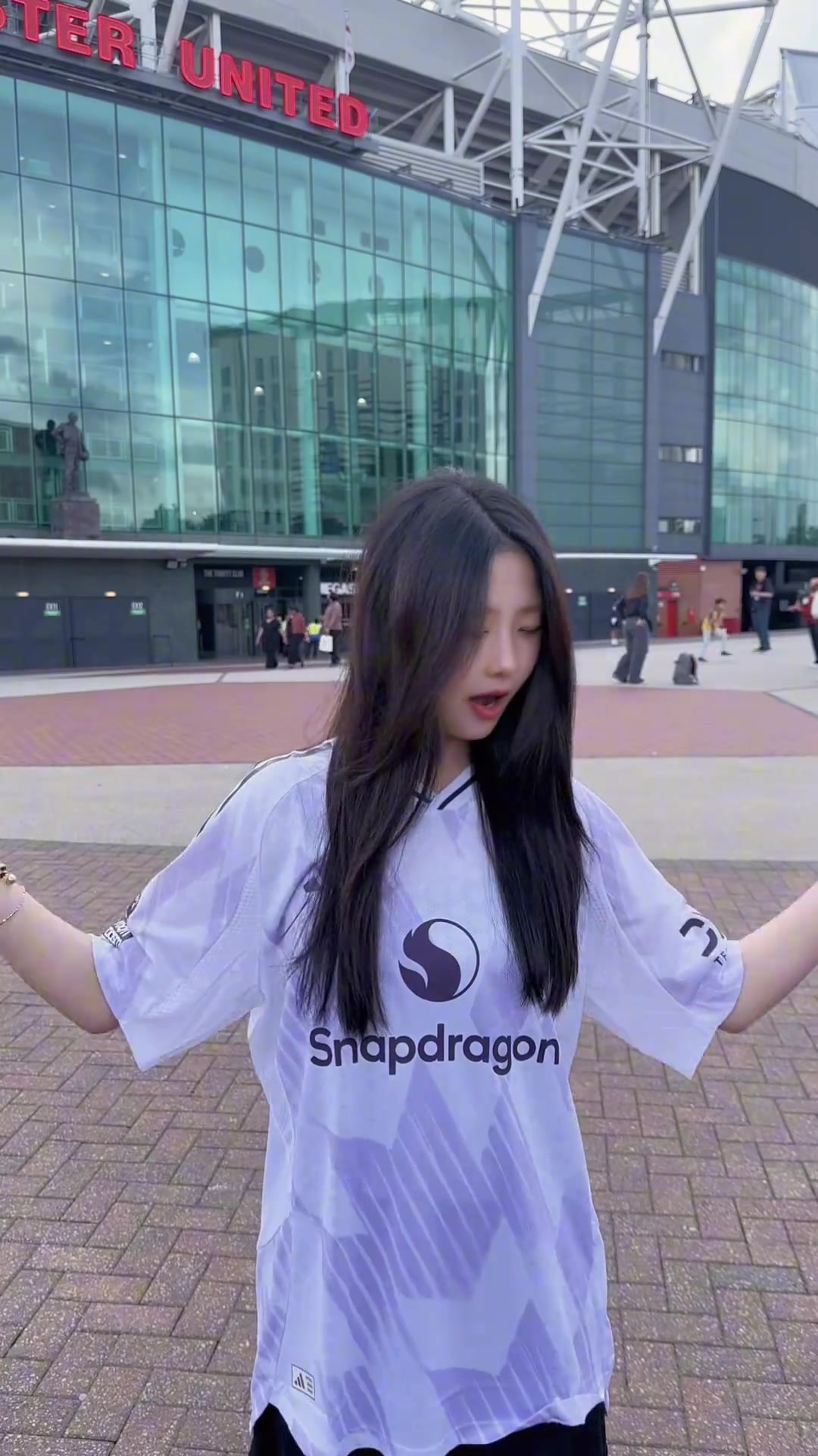 好看嗎曼聯(lián)美女球迷宣宣展示新賽季客場球衣