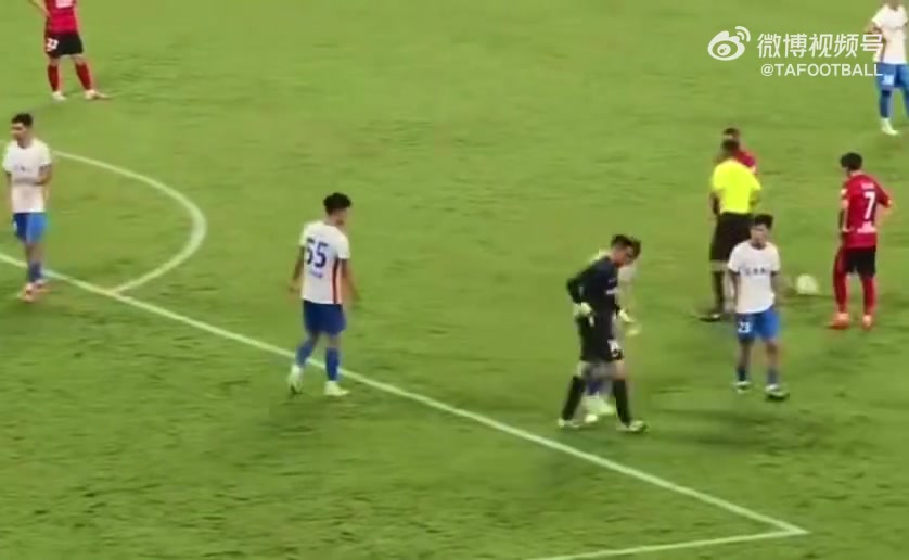 王大雷將隊(duì)長(zhǎng)袖標(biāo)扔給隊(duì)友隊(duì)友從地上撿起來