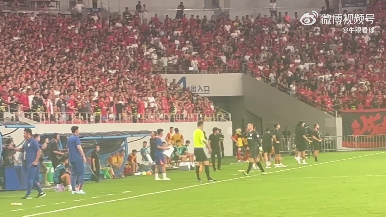 生氣啊罰下的王大雷沒接毛巾直接進(jìn)入更衣室