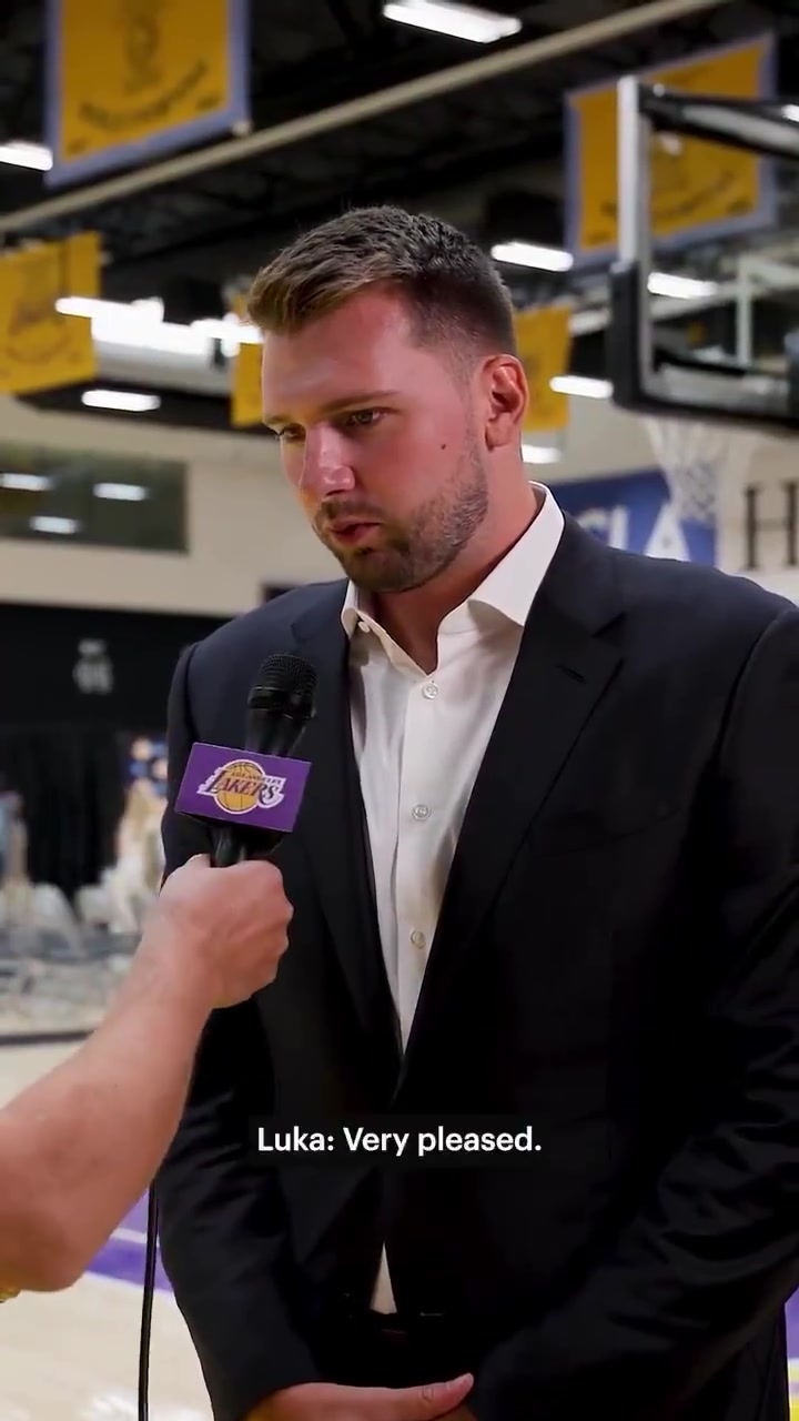 黑色西裝小胖東契奇續(xù)約后用西班牙語接受采訪