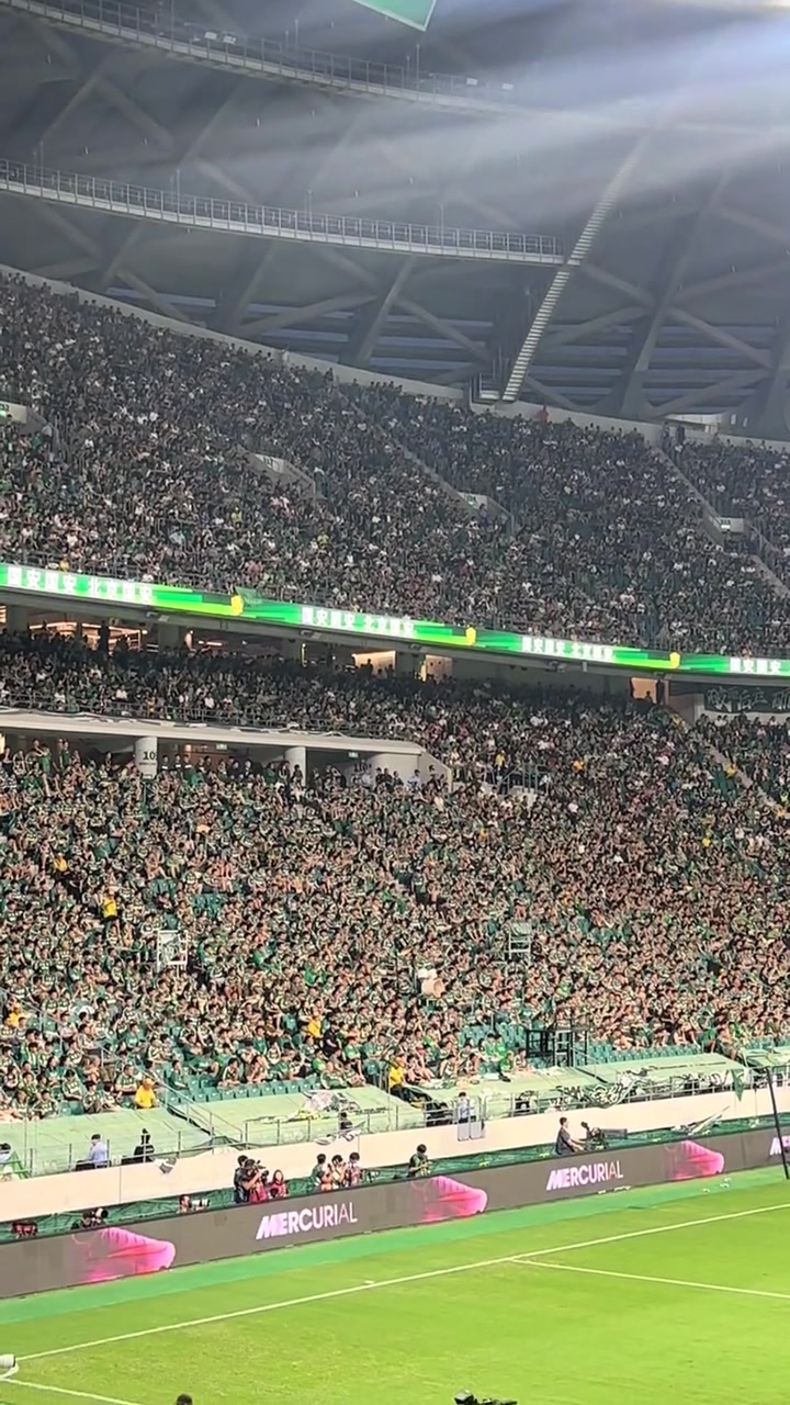 表明態(tài)度實(shí)拍工體北看臺(tái)國(guó)安球迷靜默抗議球隊(duì)近期表現(xiàn)