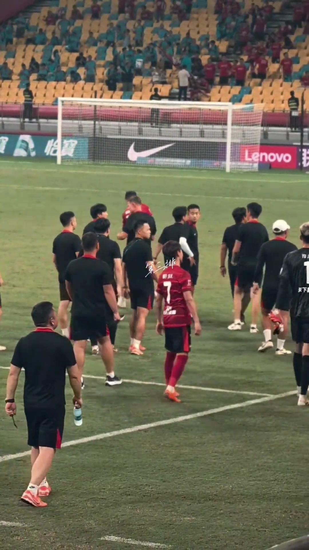 沒有大家腦補(bǔ)的那些故事比賽一結(jié)束,王大雷馬上來找韋世豪握手了