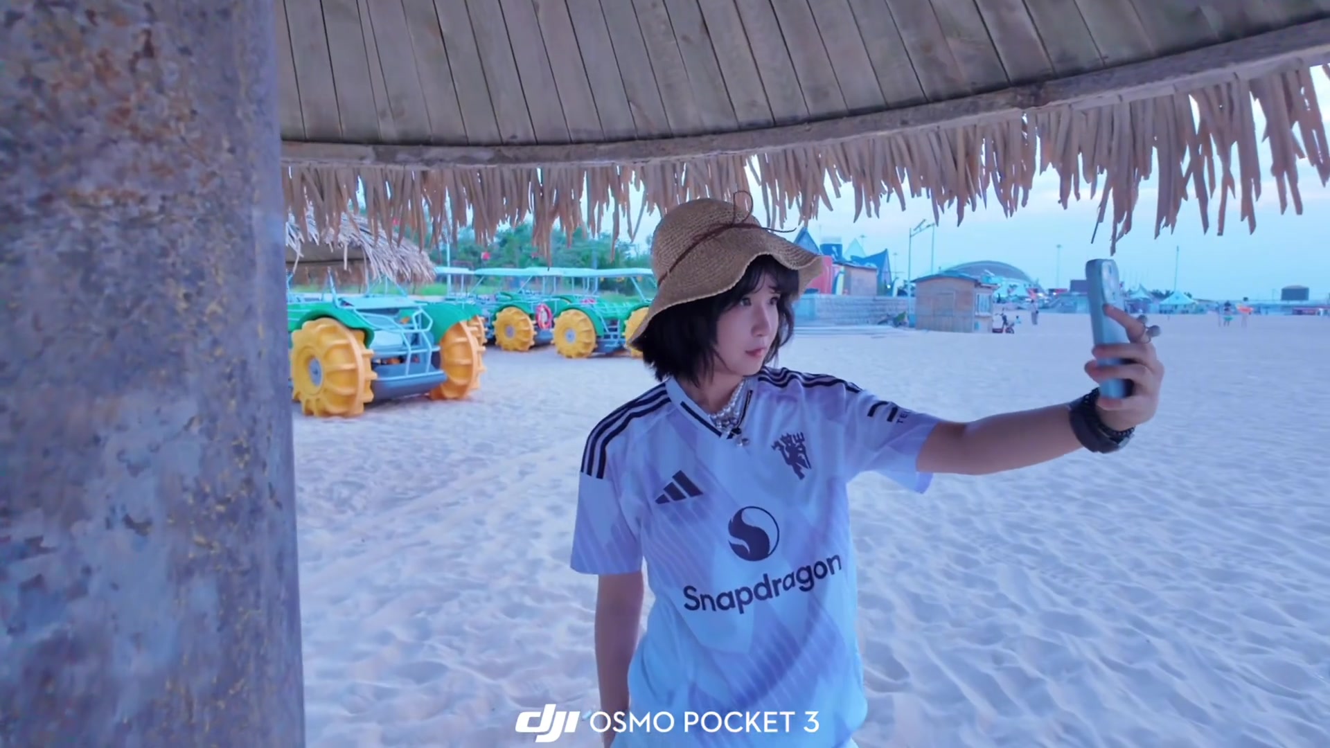 問題來了是曼聯(lián)新款客場球衣好看還是小姐姐好看