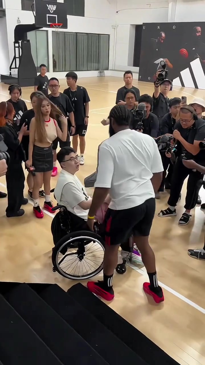 哈登中國行再見郝同學(xué)并送上擁抱 此前曾為郝同學(xué)支付槍擊醫(yī)療費