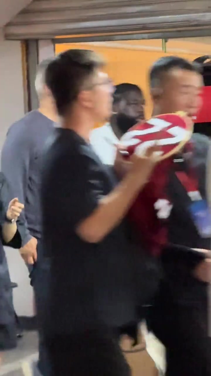 這票價(jià)血賺網(wǎng)友觀看成龍新電影首映禮沒想到偶遇巴特勒