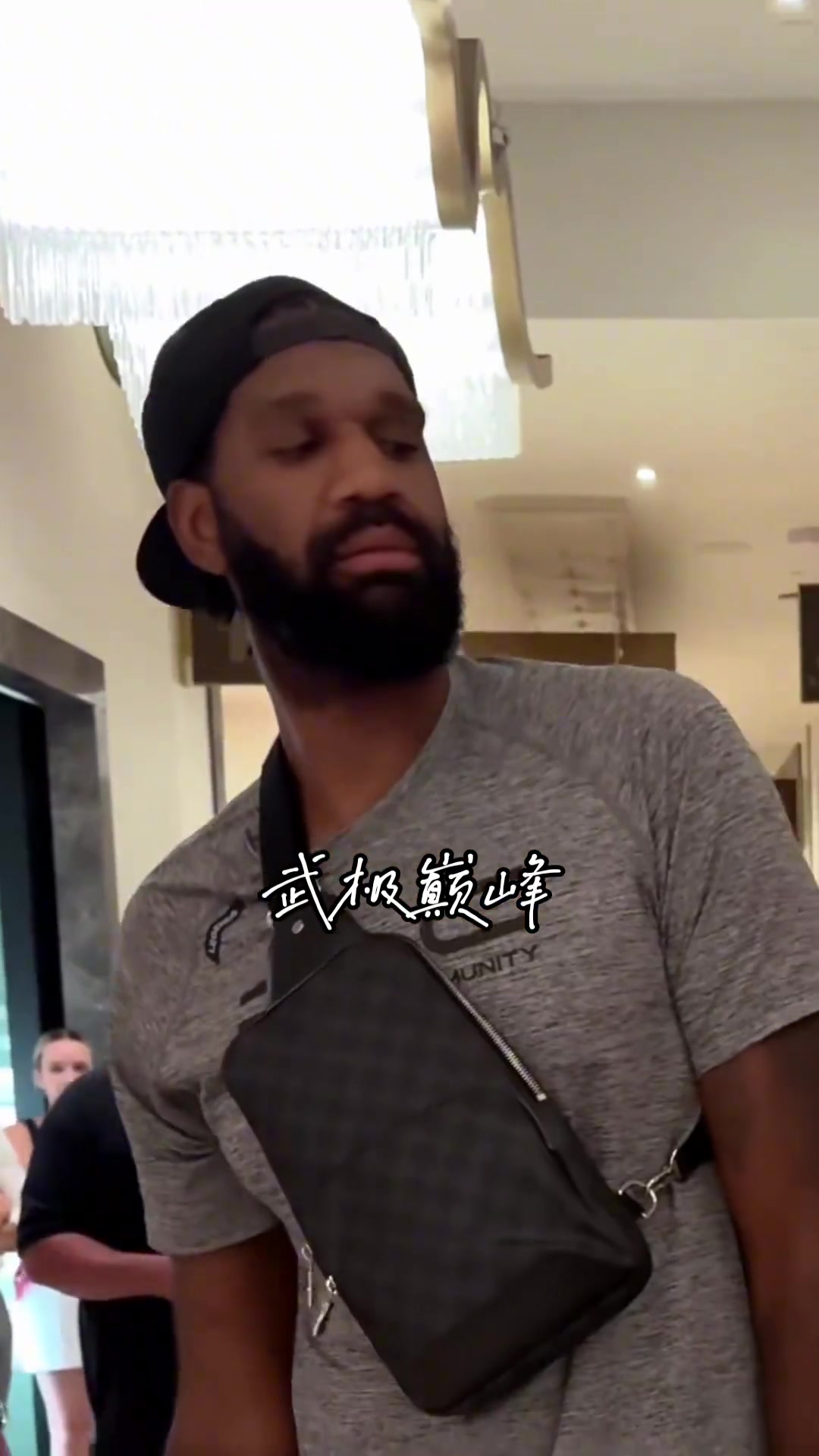 最水狀元當(dāng)球迷告訴奧登他來(lái)自波特蘭 奧登開(kāi)心與他合影