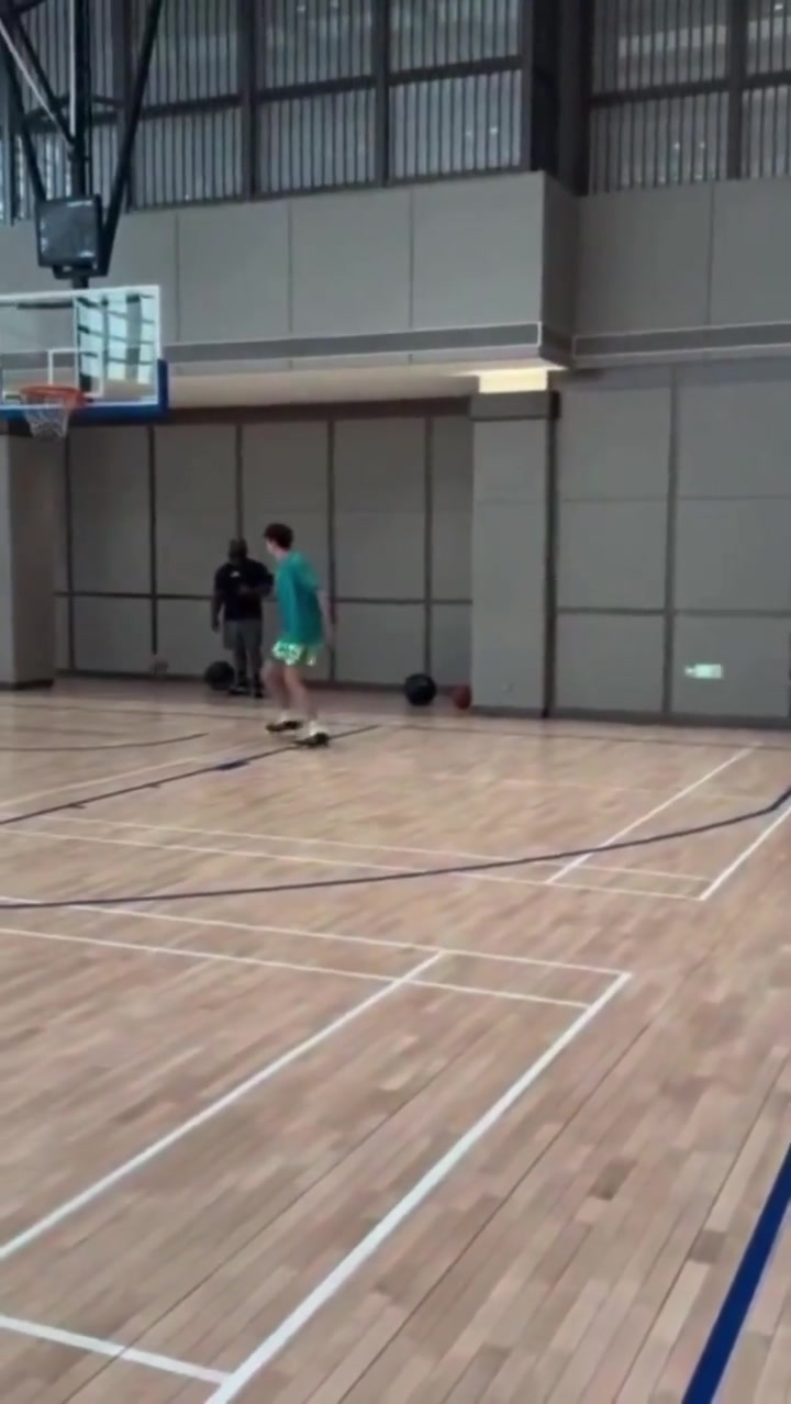 歐洲步單腿三分哈登中國行期間不忘訓(xùn)練自律 還開發(fā)出了新絕招