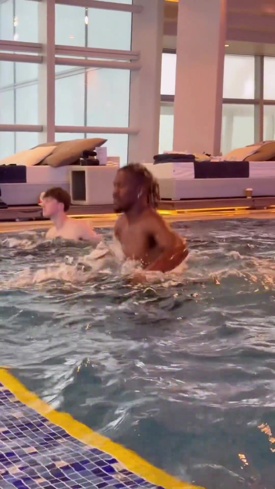 對(duì)得起5千萬年薪巴特勒中國行期間早起到泳池鍛煉身體