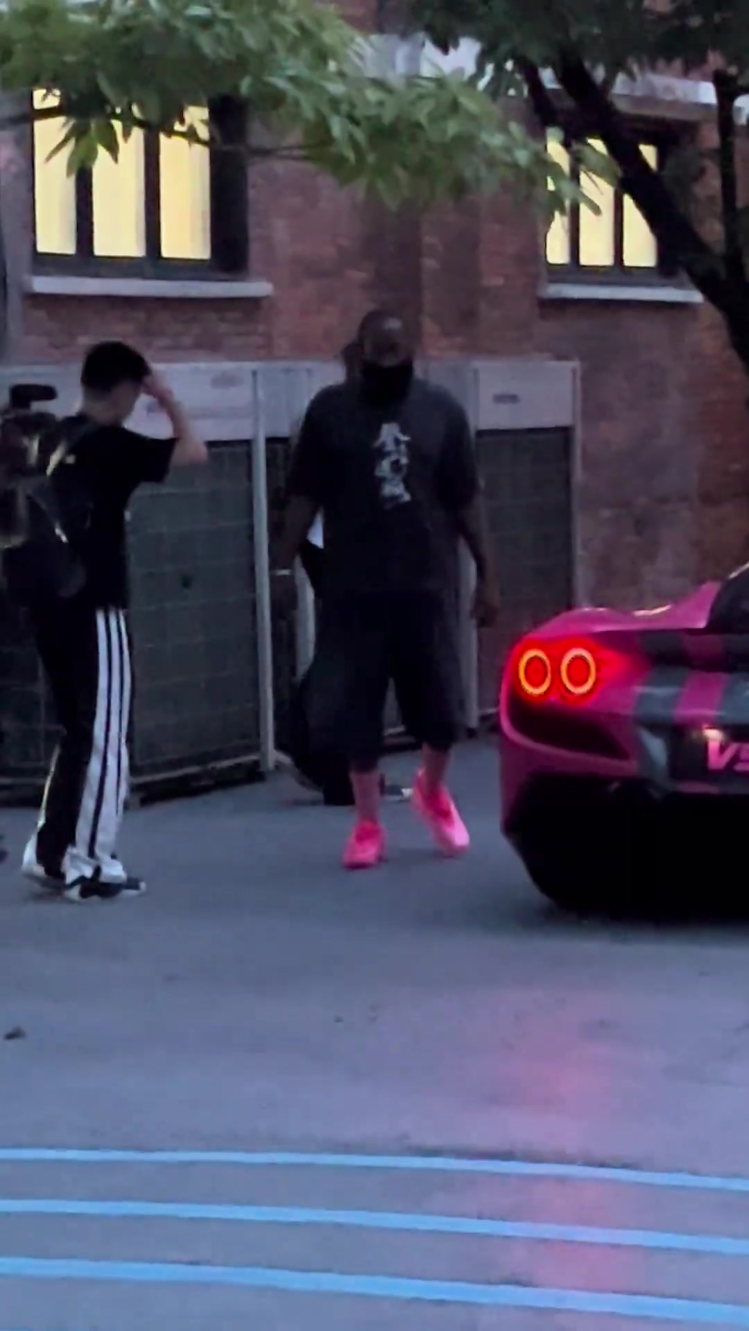 哈登這回是開著他的跑車來的粉色法拉利