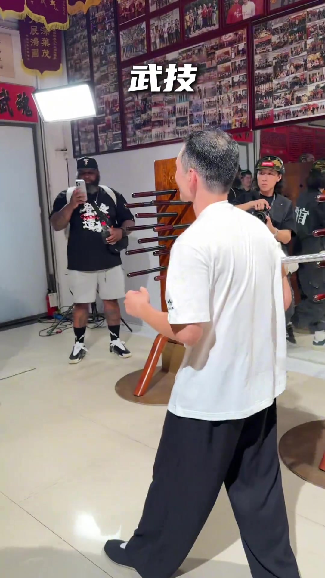 哈登馴服雙節(jié)棍珍貴視頻想把雙節(jié)棍帶回美國記得托運哈