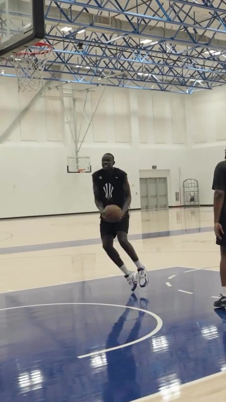 說話的是老詹嗎布朗尼與今年的10號秀馬魯阿奇一起訓練