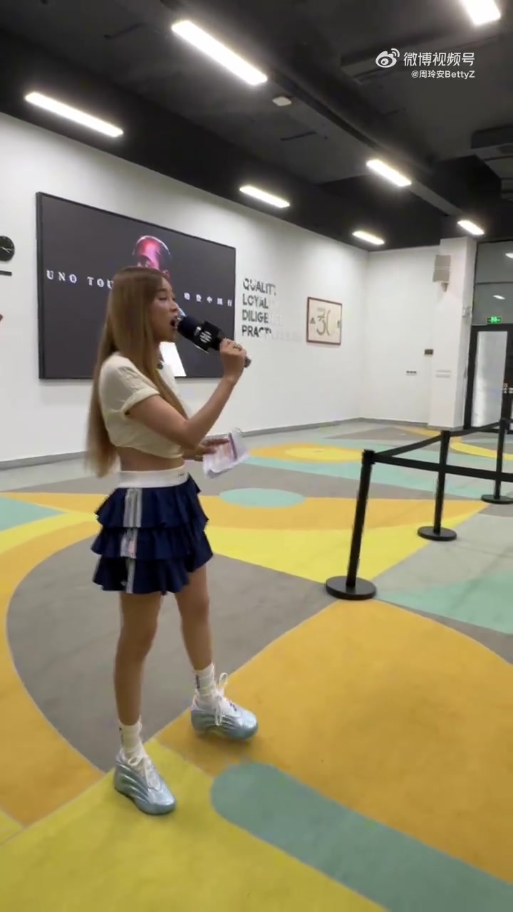 哈登來到廣東清遠(yuǎn)鞋廠 近距離了解個人球鞋誕生全過程