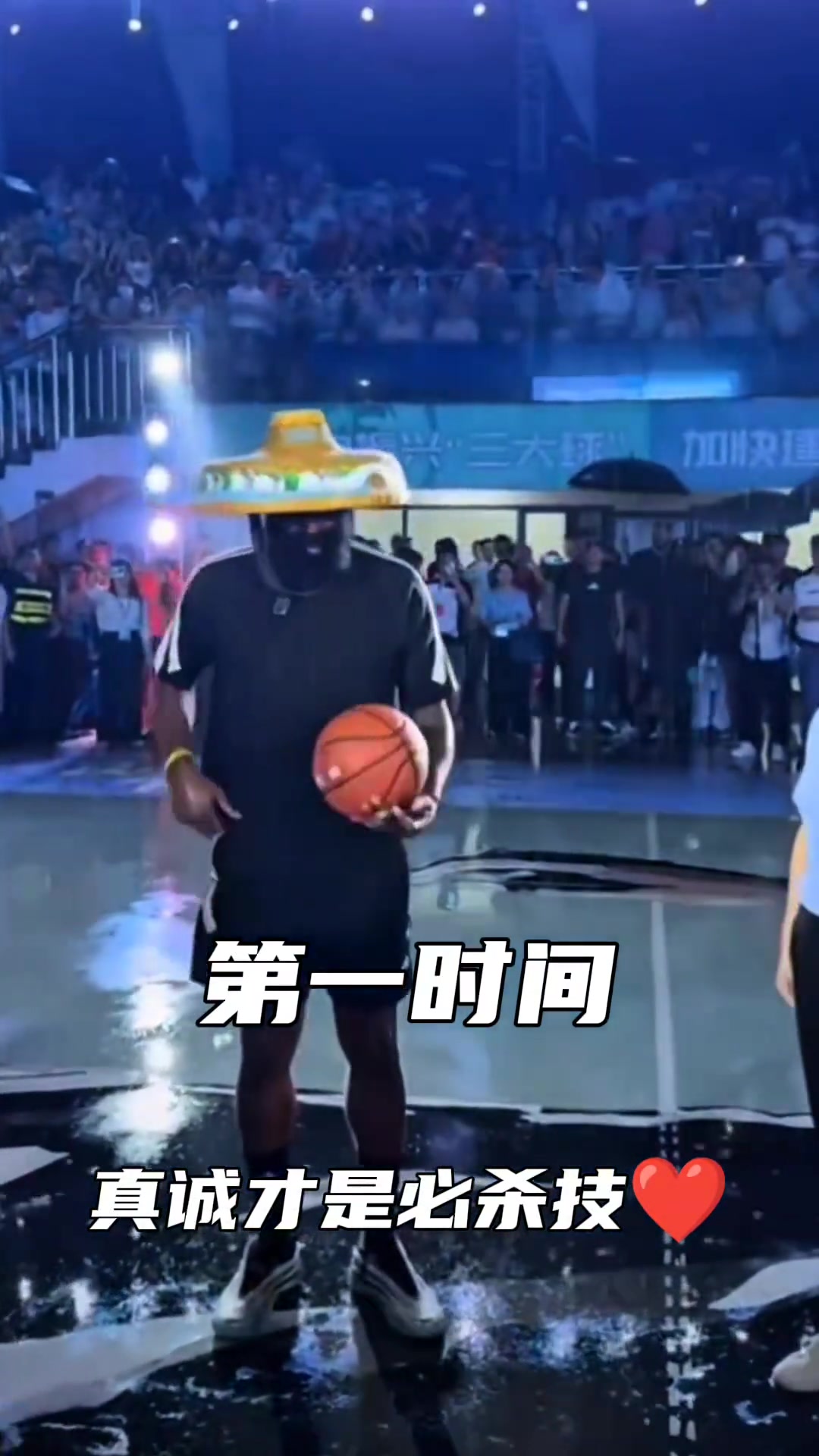 認(rèn)真對待哈登雨中帶著斗笠擦拭籃球認(rèn)真簽名并和女粉絲合影