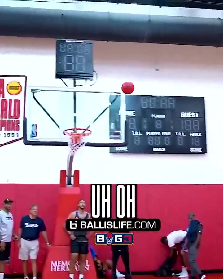 連長戰(zhàn)斗力仍在啊前NBA球員現(xiàn)鵜鶘助教布魯爾最新單挑視頻