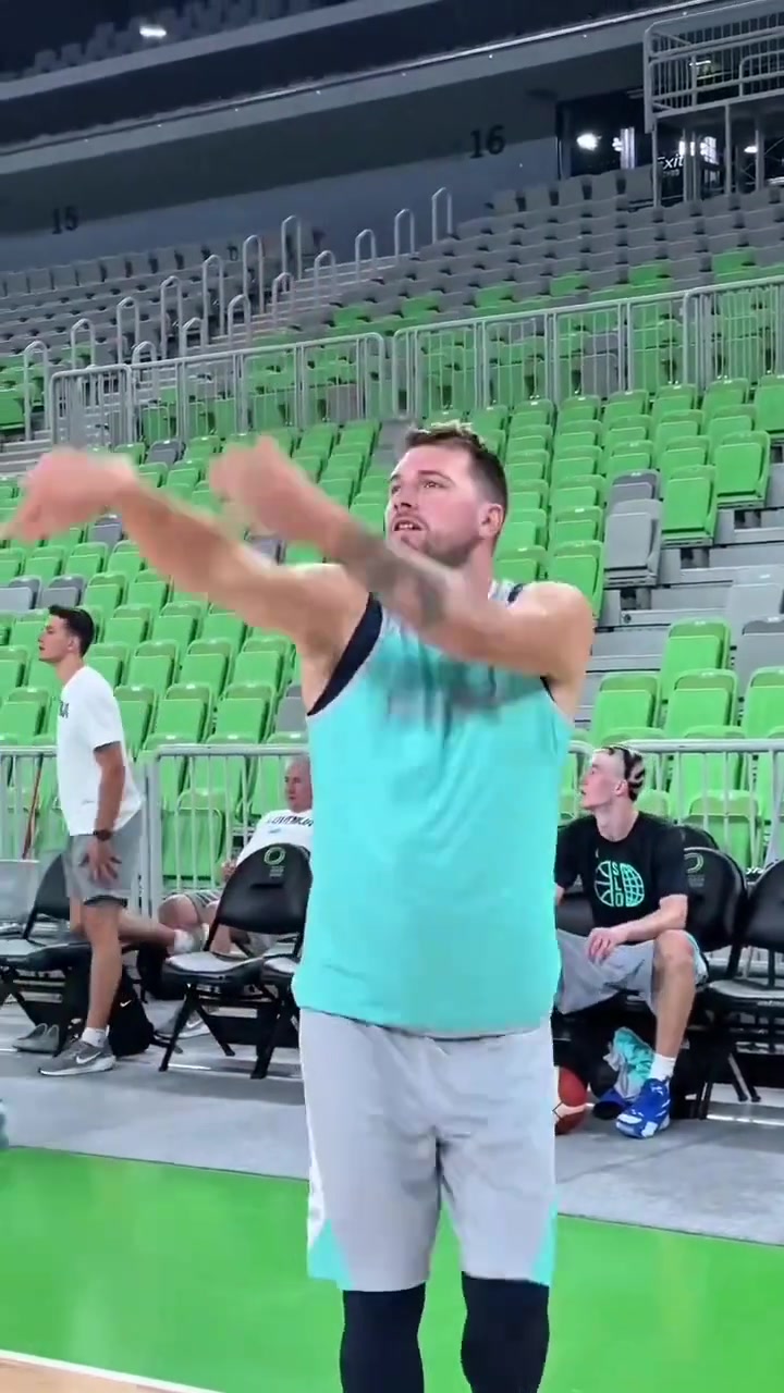 這是真瘦了腿都細(xì)了東契奇回歸斯洛文尼亞國家隊(duì)備戰(zhàn)歐錦賽