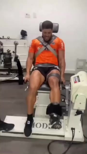 天生怪力綠巨人胡爾克一腳踢爆足球這是真的嗎