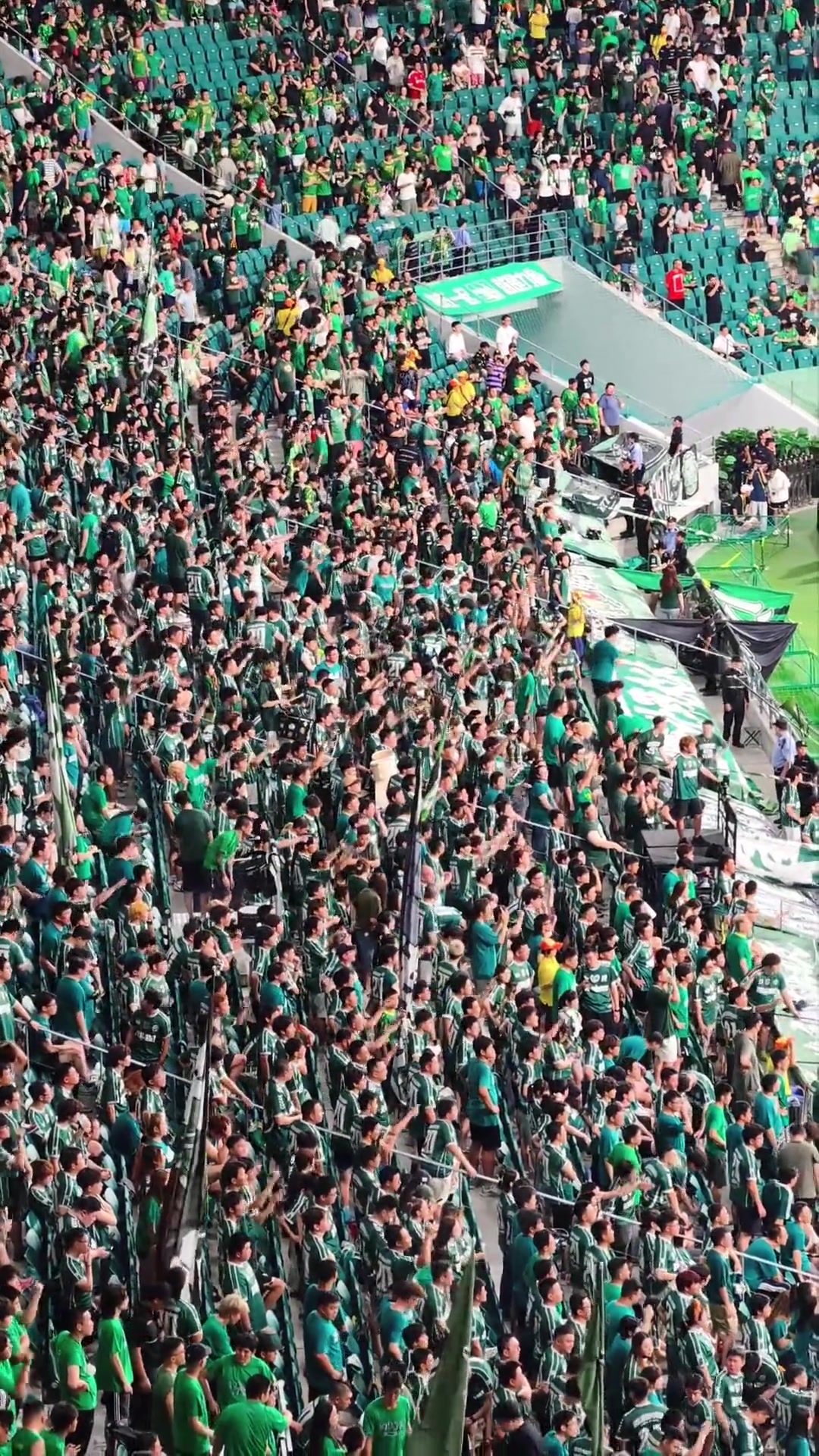 球迷憤怒實(shí)拍國(guó)安賽后謝場(chǎng)塞蒂恩下課喊聲響徹工體