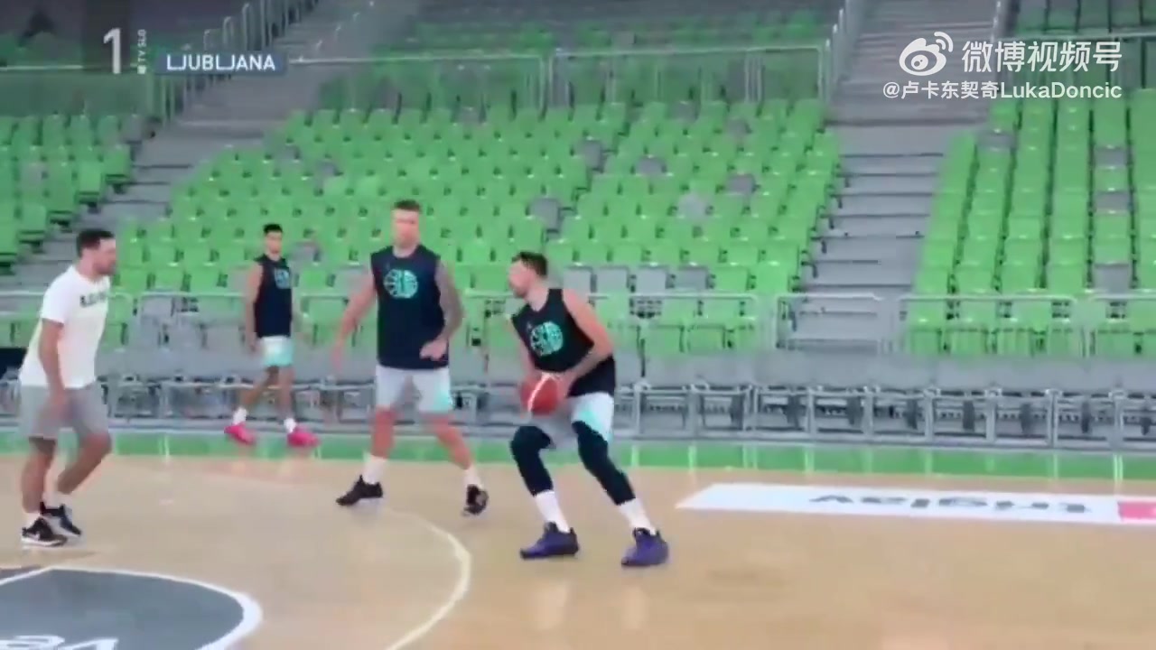 東契奇在斯洛文尼亞隊(duì)內(nèi)訓(xùn)練身材看著似乎修長了很多