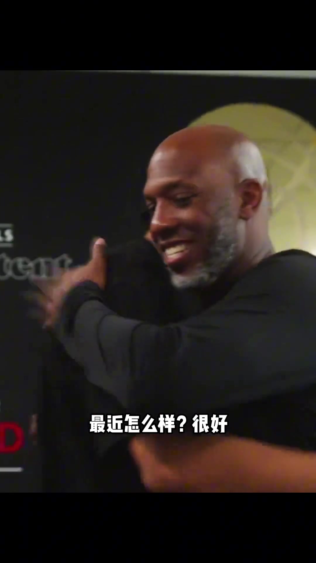 我們的外線(xiàn)大鎖卡馬拉領(lǐng)取自己的最佳防守二陣獎(jiǎng)杯