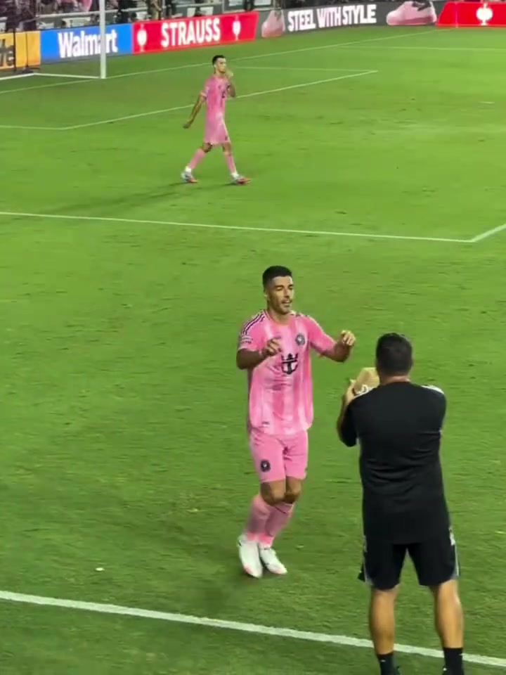 蘇亞雷斯破門(mén)后戴帽慶祝并向家人飛吻梅老板在看臺(tái)咬手指