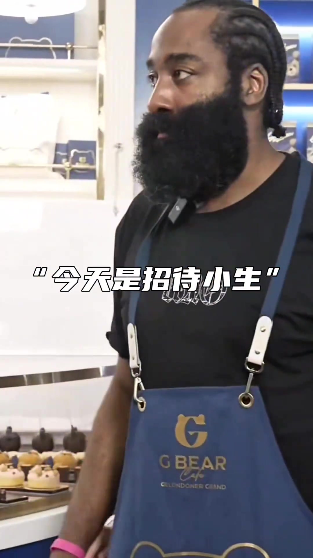 來一杯登哥中國行澳門站當起了服務(wù)小哥為粉絲制作咖啡