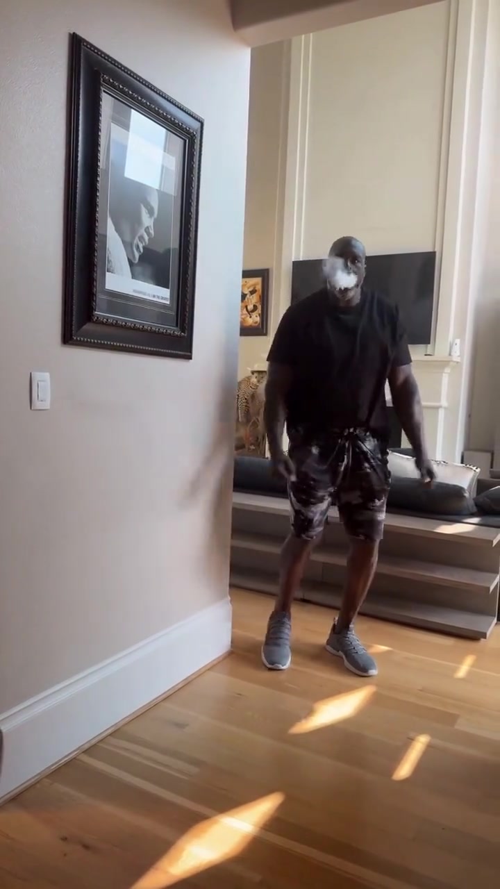 奧胖曬搞笑視頻祝我的中國(guó)家人們立秋快樂今兒必須整點(diǎn)硬菜貼秋膘