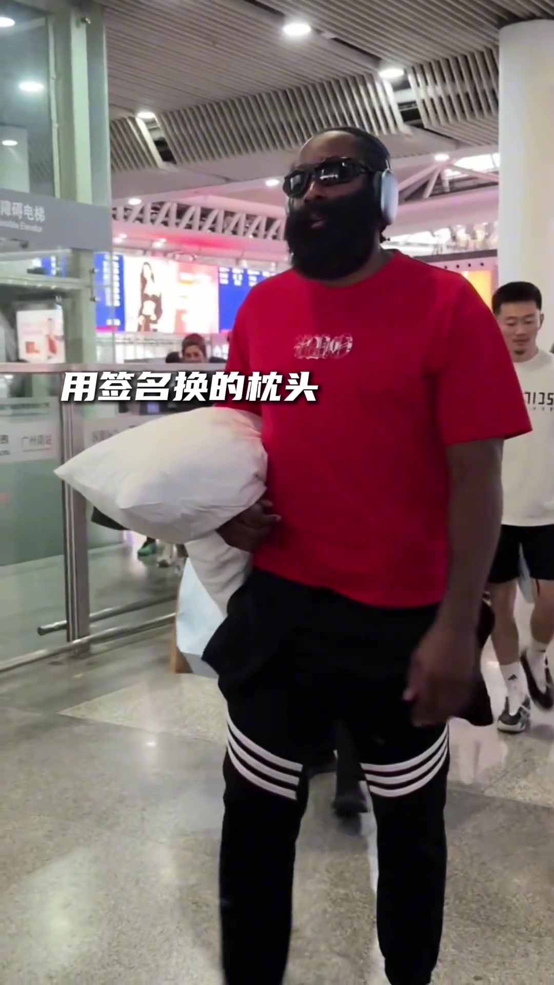 咱家哈登上高鐵帶枕頭第一人