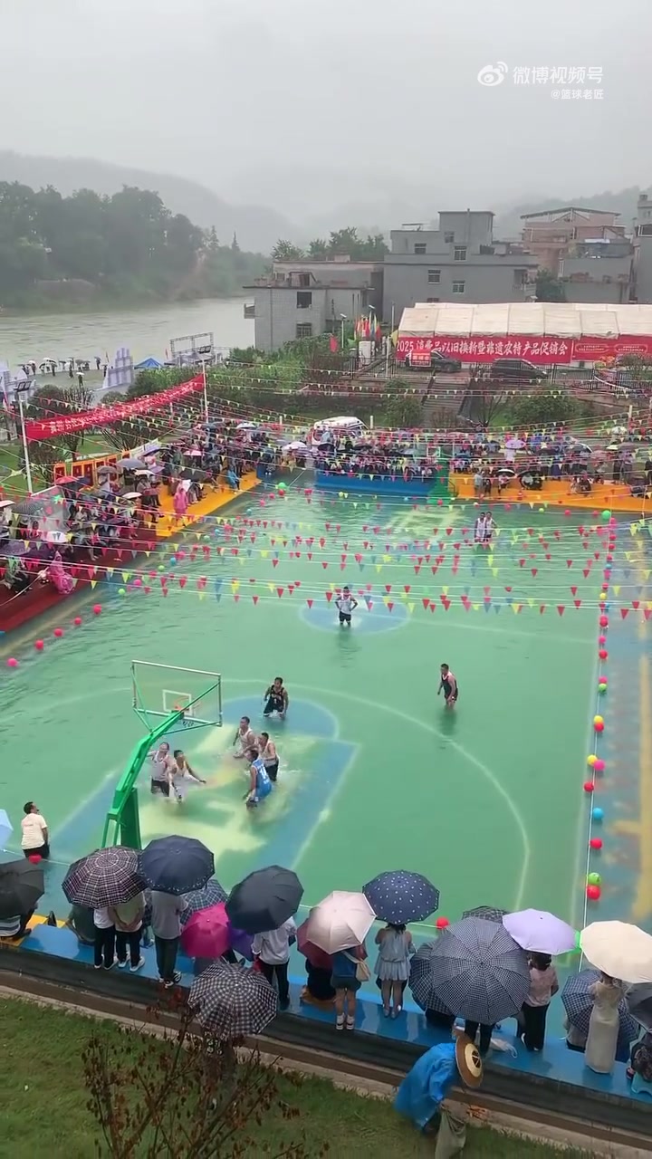 湖人和快船的主場水中籃球 比正常球場更費體力