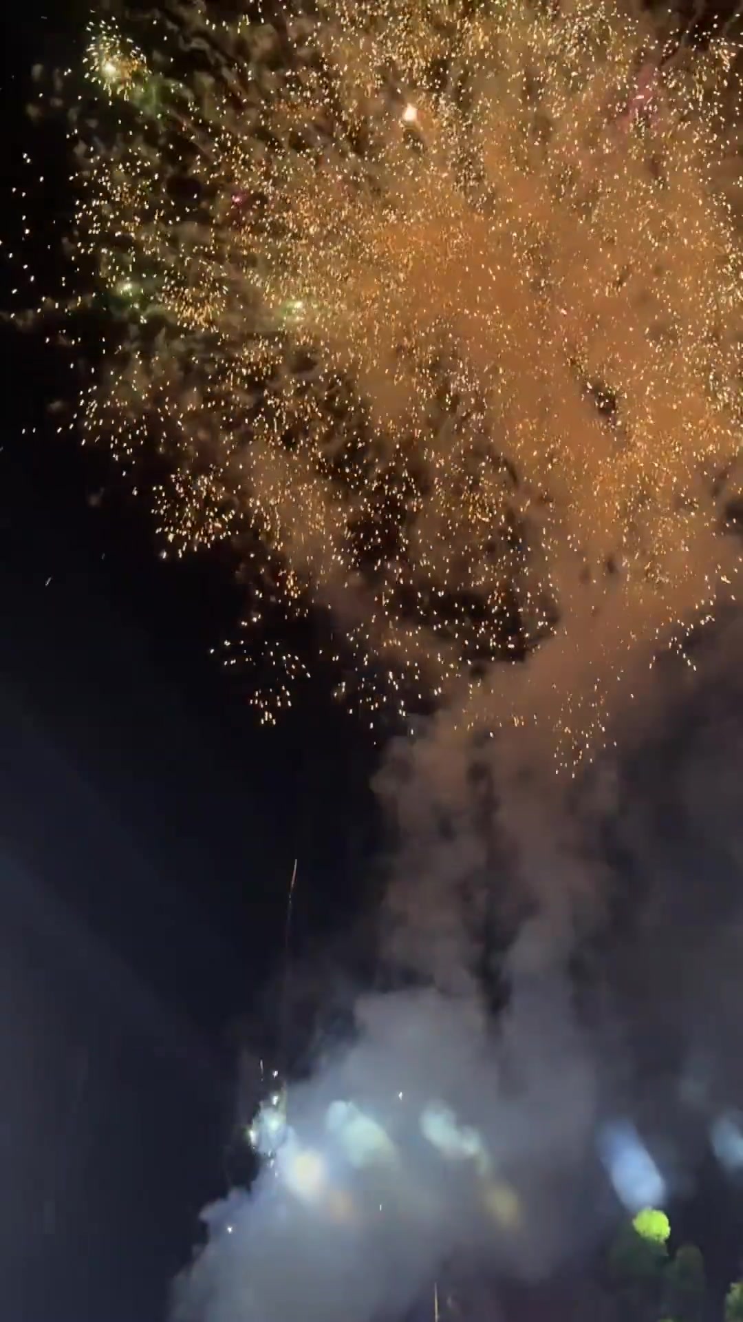 中國(guó)首座巨幅哈登球場(chǎng)揭幕 哈登雨中參加活動(dòng)為球迷簽名