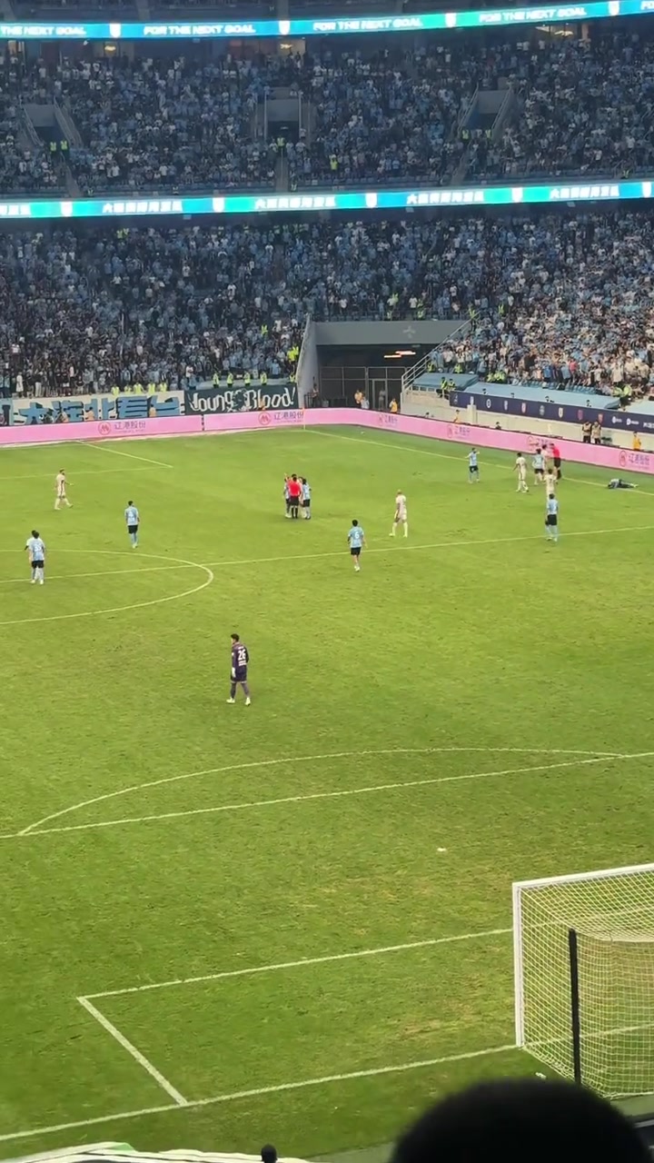 兩隊(duì)爆發(fā)沖突現(xiàn)場大連球迷齊喊紅牌