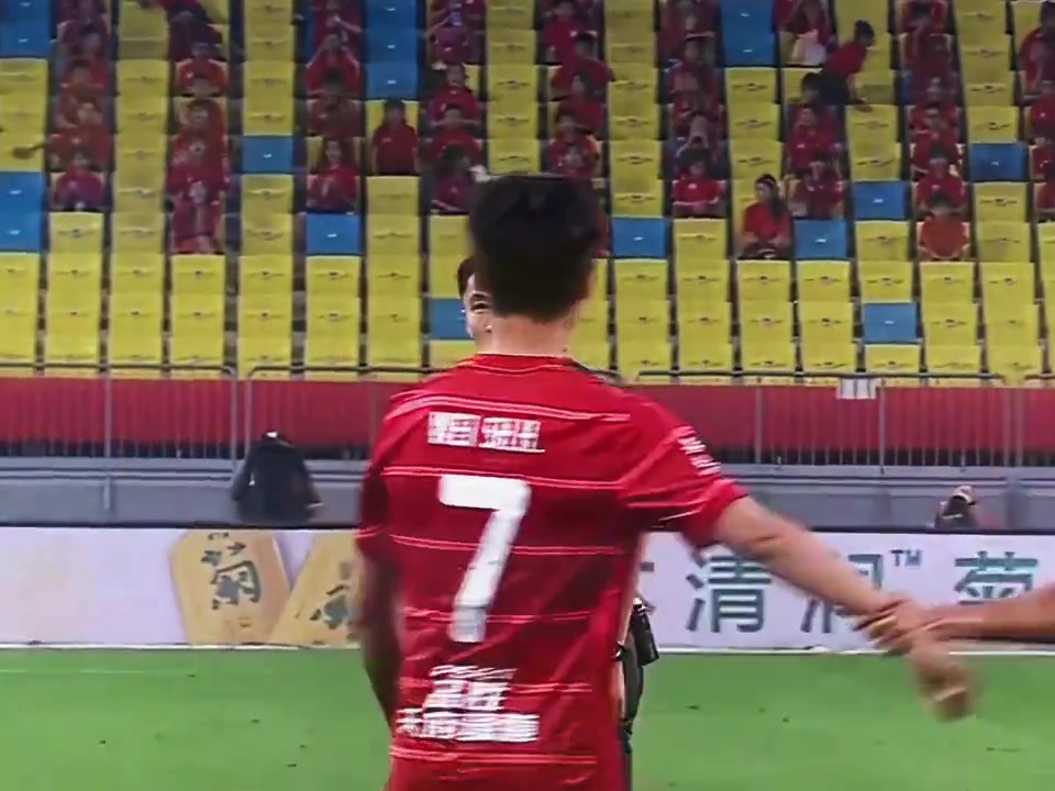 面對(duì)世豪的鼓掌卡牌大師馬寧慢一秒都是對(duì)南博賽文的不尊重