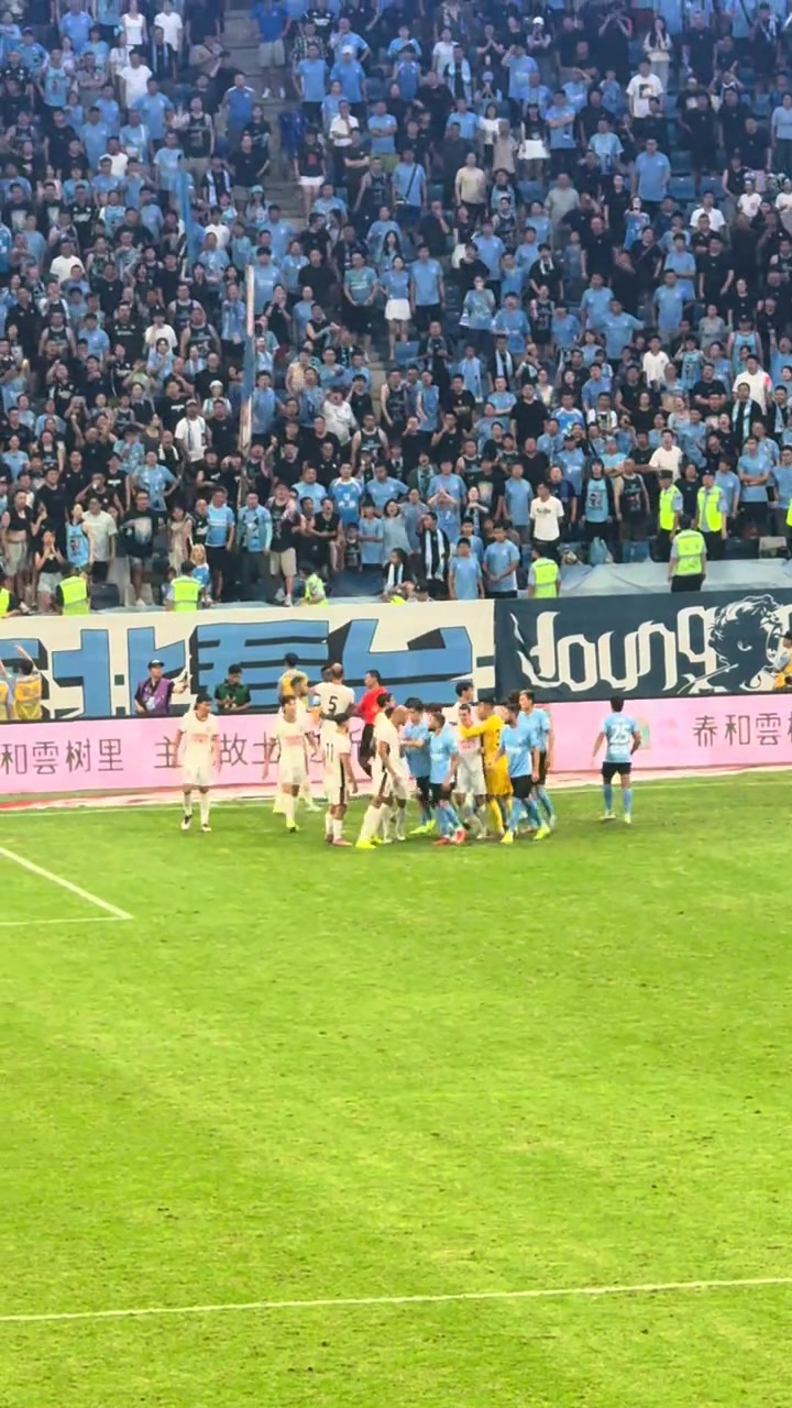 現(xiàn)場大連球迷實(shí)拍沖突過程費(fèi)利佩確實(shí)有點(diǎn)囂張