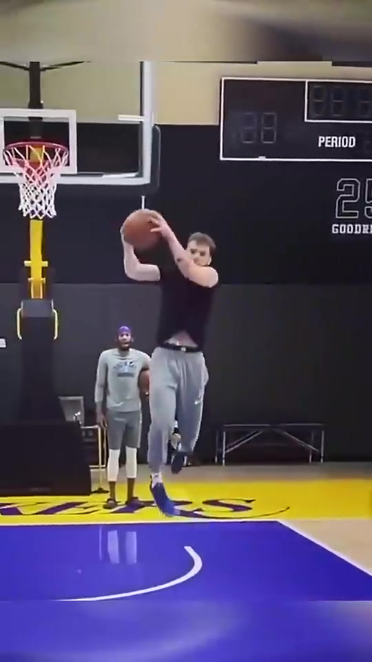 高難度隨便玩扣籃王麥克朗昔日訓(xùn)練輕松轉(zhuǎn)體大風(fēng)車接單手背扣