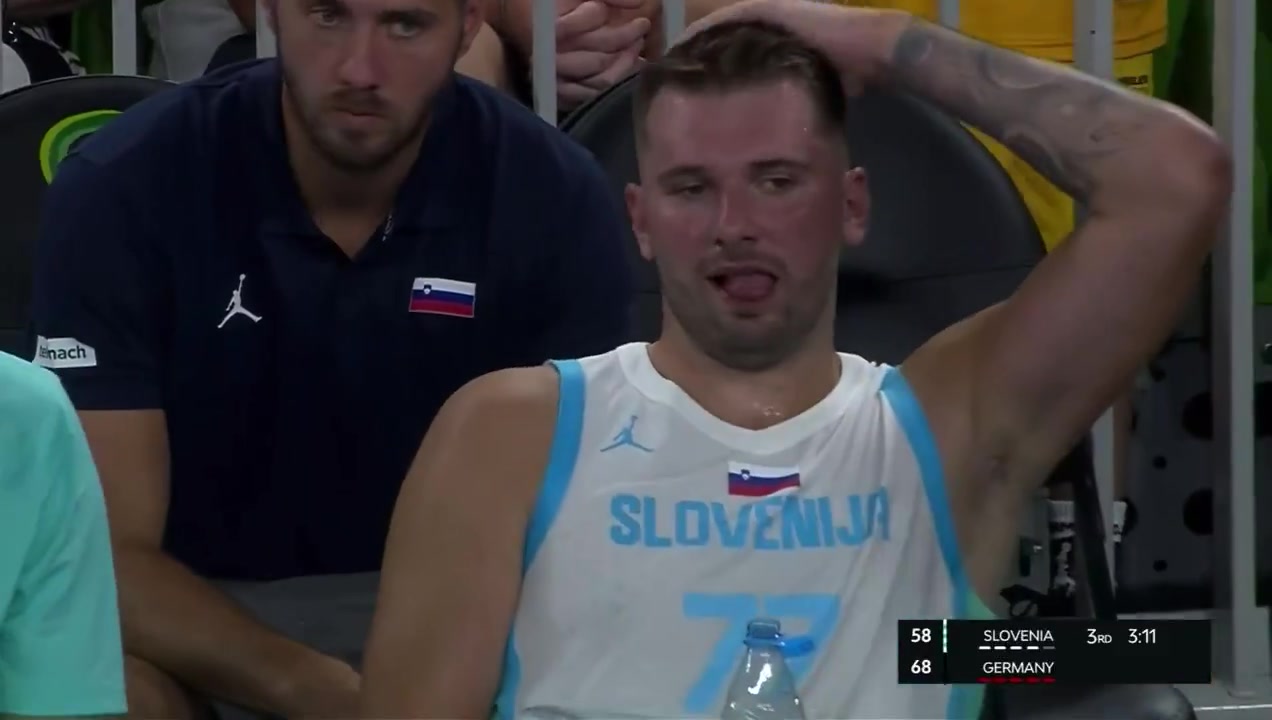 熱身賽強(qiáng)度都不小東契奇坐板凳席上滿頭大汗直喘