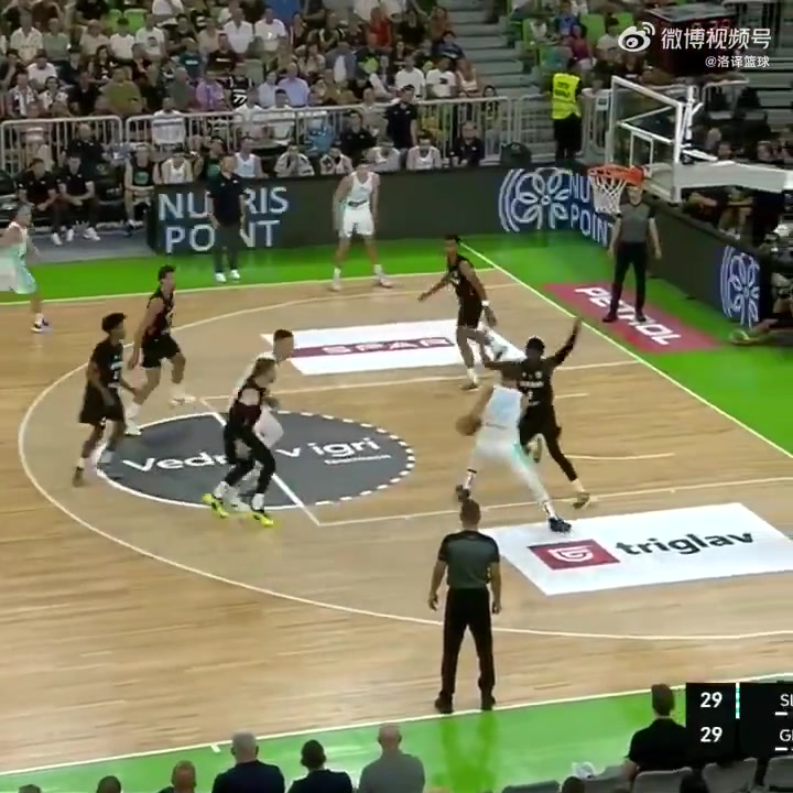 減重之后似乎靈動(dòng)了很多東契奇施展出這么絲滑的歐洲步拋投