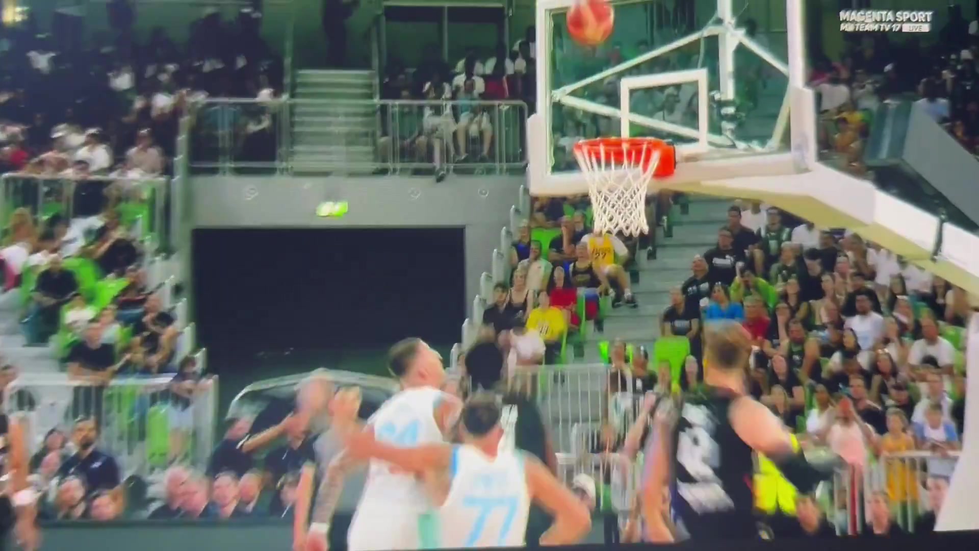 這身體控制力東契奇別扭姿勢出手球依舊空心命中