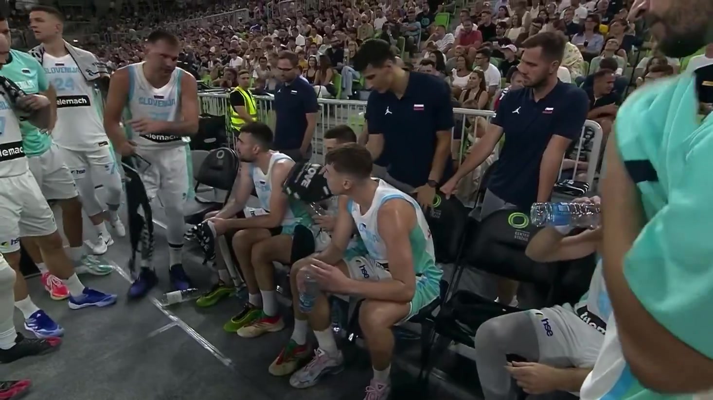 除了打球還得當(dāng)教練東契奇在比賽暫停期間指導(dǎo)隊(duì)友