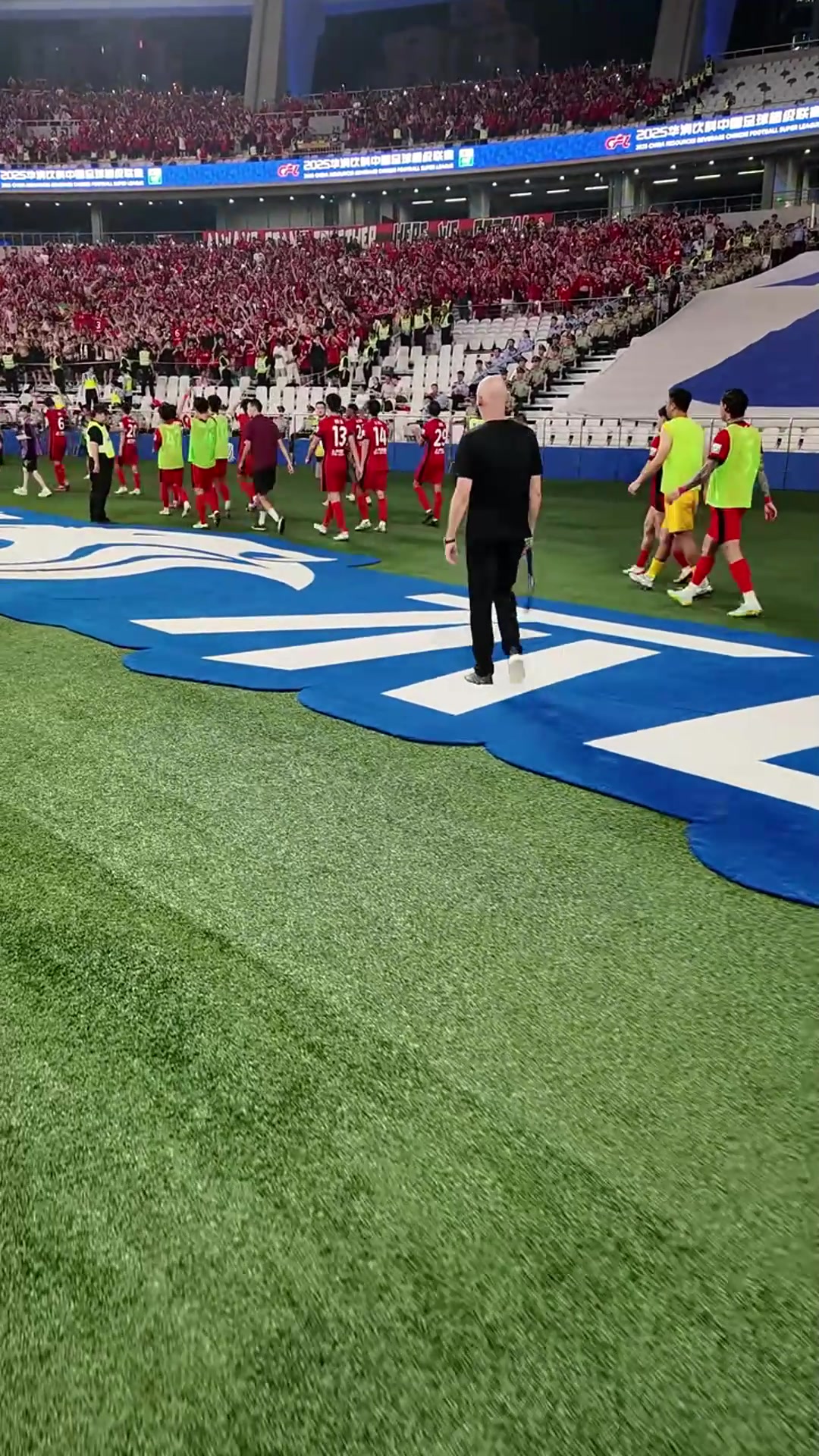 博主戰(zhàn)勝申花后海港主帥不顧他人攔阻從申花橫幅上走過
