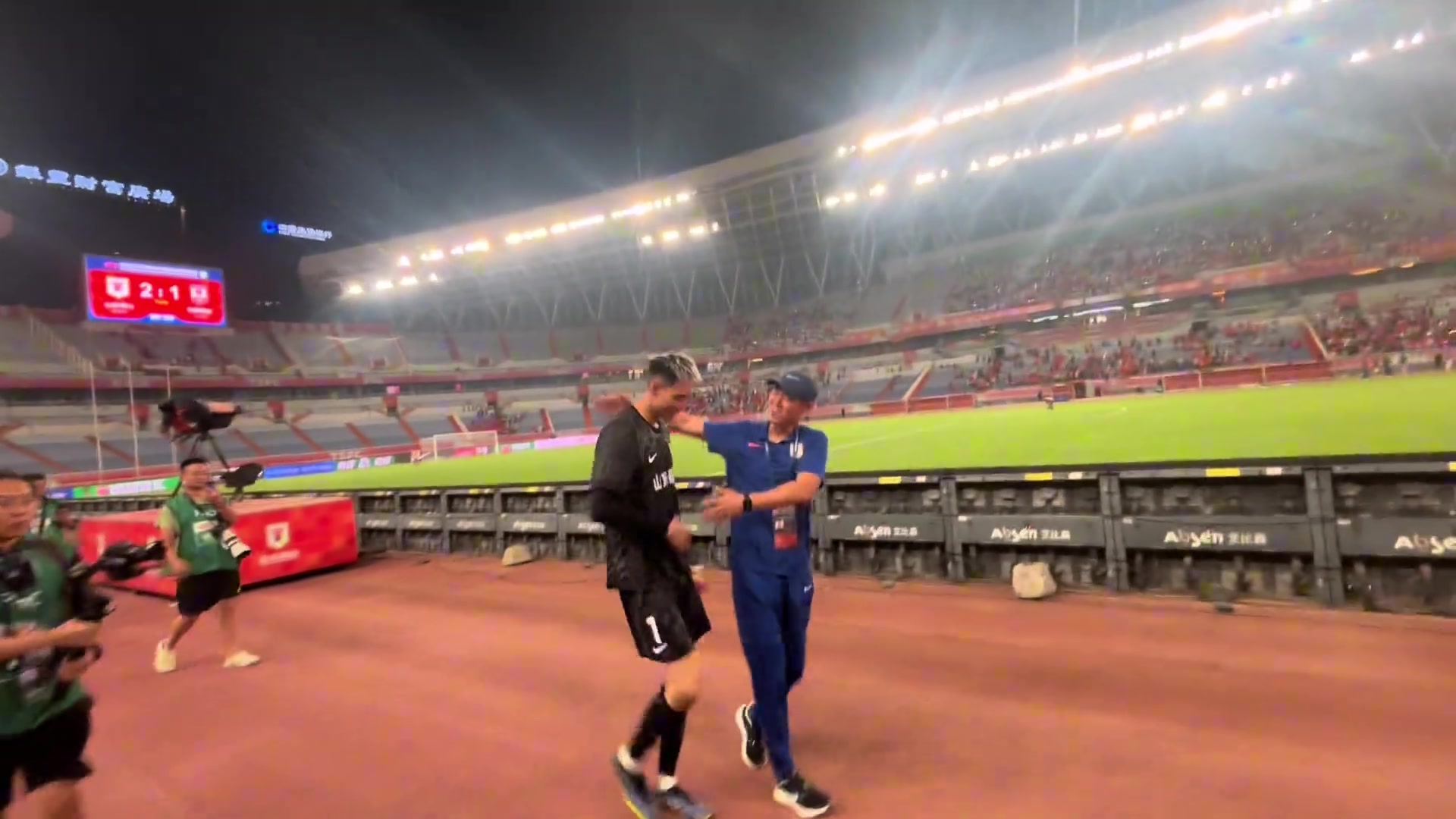 這身高差距有點(diǎn)大啊曾經(jīng)的泰山隊(duì)鋒霸遇到如今的新生代門將