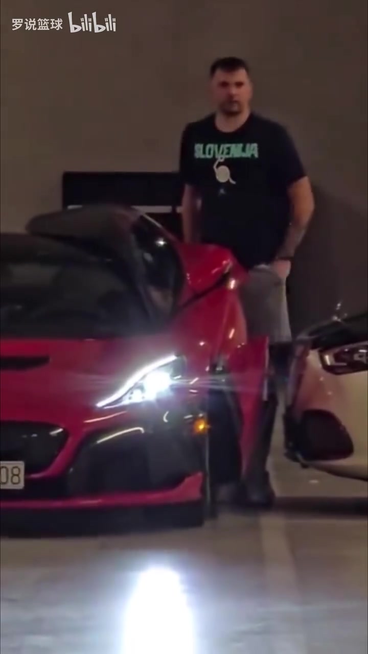 超級(jí)巨星也有這種煩惱東契奇百萬(wàn)豪車開不了門誰(shuí)車貼這么近