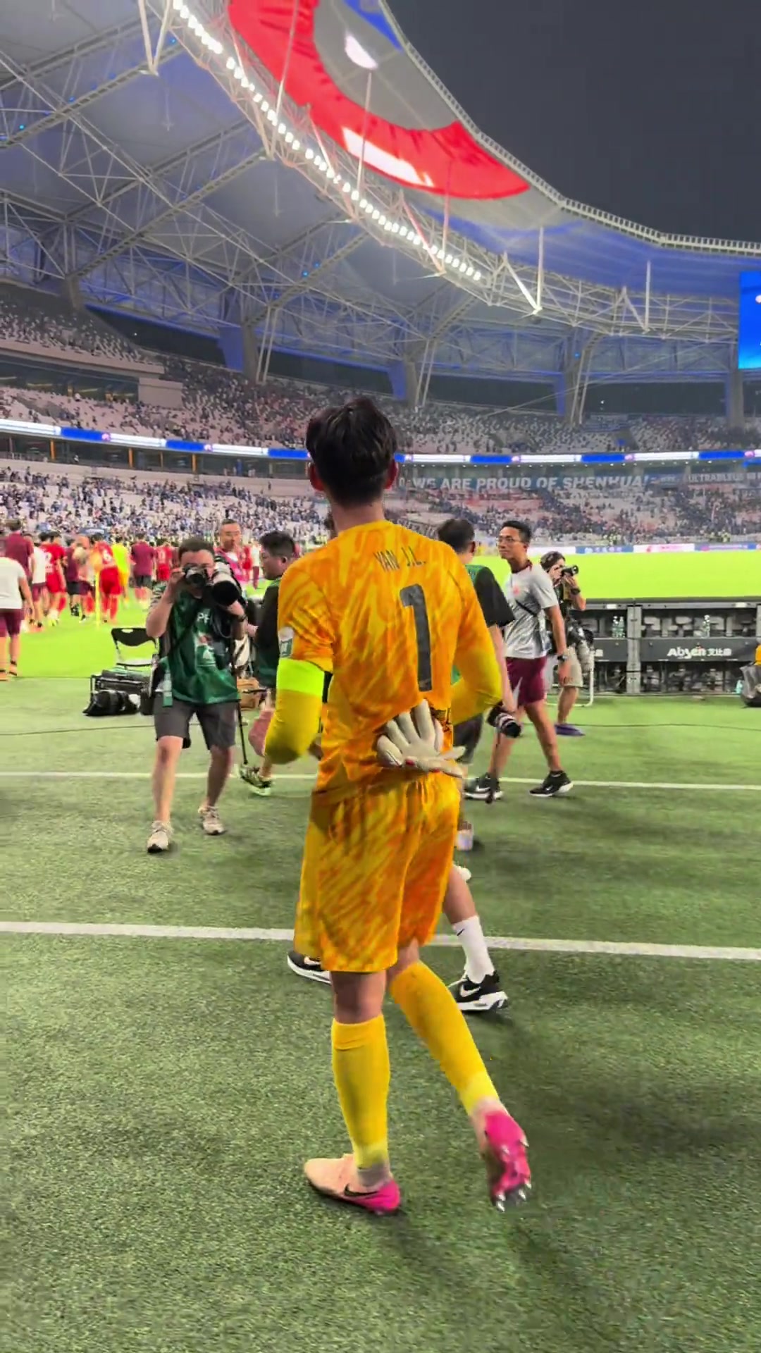 申花球迷狂罵武磊淡定地掏出手機(jī)拍下看臺(tái)球迷辱罵自己