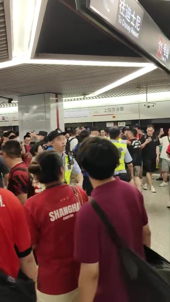 海港球迷在地鐵站起哄嘲諷申花球迷現(xiàn)場的安保都無奈了